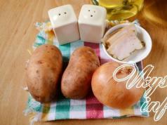 Patatas fritas con cebolla y ajo en una sartén