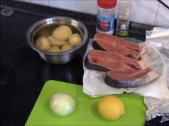 Skanus sultingas chum lašišos kepsnys, keptas orkaitėje folijoje - receptas su žingsnis po žingsnio nuotraukomis, kaip virti su bulvėmis, sūriu ir majonezu