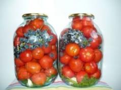 Konserverade tomater med druvor: en ovanlig kombination